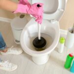 déboucher une toilette